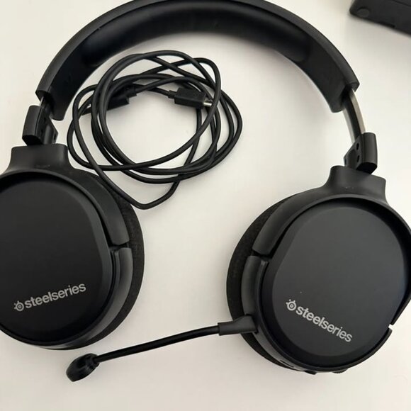 Nintendo Switch 32GB Black Console w/ 2 sets of Joy Cons | Pro Controller + more - Picture 3 of 8